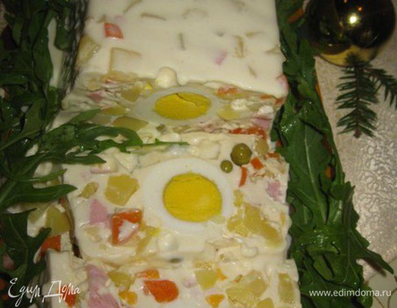 Вынимаем из формы. Если форма силиконовая, то само оливье выпрыгнет. Если нет, то форму на пару секунд опустить в горячую воду.
Украшаем руколой.

Приятного аппетита!