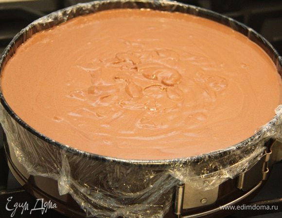На корж-основу вылить трюфельный крем. Форму слегка постучать о стол, чтобы вышли пузырьки воздуха и поверхность стала более ровной. Убрать торт в холодильник на 5 и более часов (я убирала на сутки).