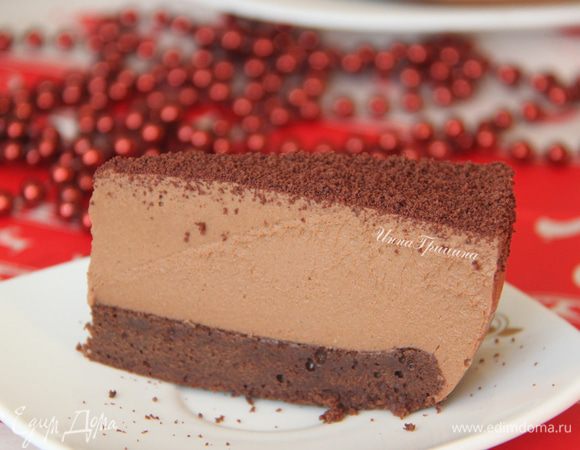 Осталось только вынуть торт из холодильника, освободить от формы и плёнки, посыпать молотым какао (или используйте качественное какао в порошке). 
Гарантирую, наслаждение вам обеспечено! 