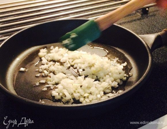 Начинка: Лук мелко порезать, обжарить на оливковом масле до золотистого цвета.