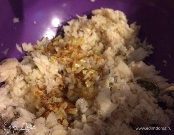 Картофель почистить, натереть на крупной терке, хорошо отжать. Добавить лук, посолить и поперчить по вкусу.