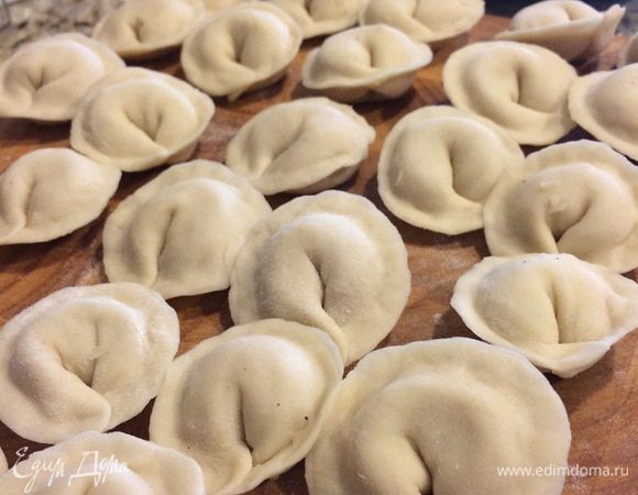 Раскатать из теста кружки 5-6 см в диаметре выложить начинку. Я леплю, как обычные пельмени.