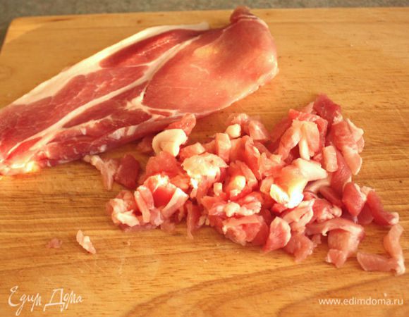 Бекон нарежьте кубиками. Нагрейте масло в сотейнике, положите лук и готовьте до мягкости, добавьте бекон и слегка обжарьте.