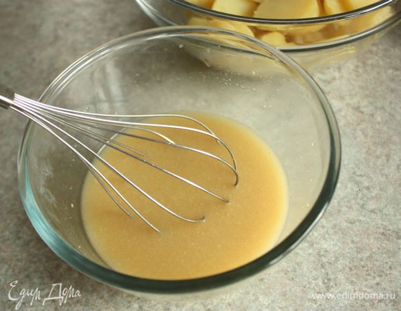 Смешайте горчицу и бульон, влейте в сковороду, доведите до кипения. Приправить уксусом, солью, перцем и хорошо перемешайте. Снимите с огня. 
