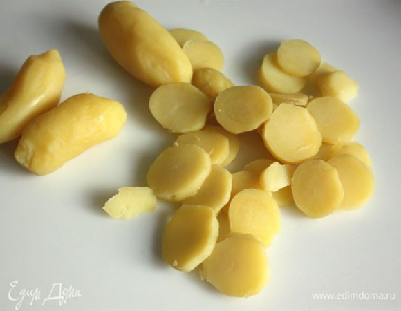 Слейте воду с картофеля, обдайте его холодной водой, очистите, нарежьте кружочками и положите в бульон. Дайте настояться минимум 20 мин.
 