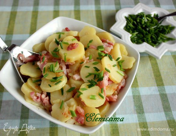 Вымойте зеленый лук, нарежьте по диагонали тонкими кольцами и добавьте в салат. Приправьте солью, перцем и сахаром.