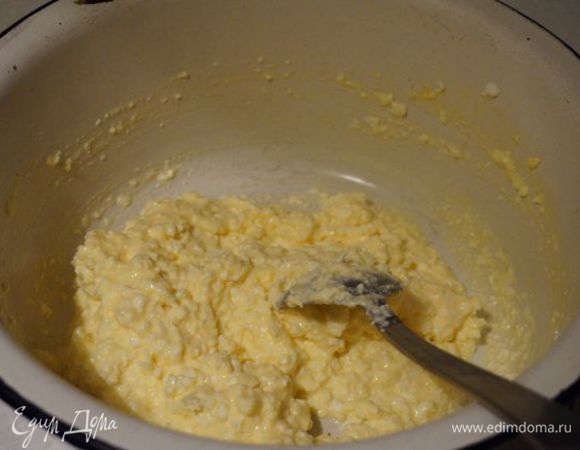Рикотту разминаем вилочкой с мягким сливочным маслом и смешиваем с крупным яйцом.