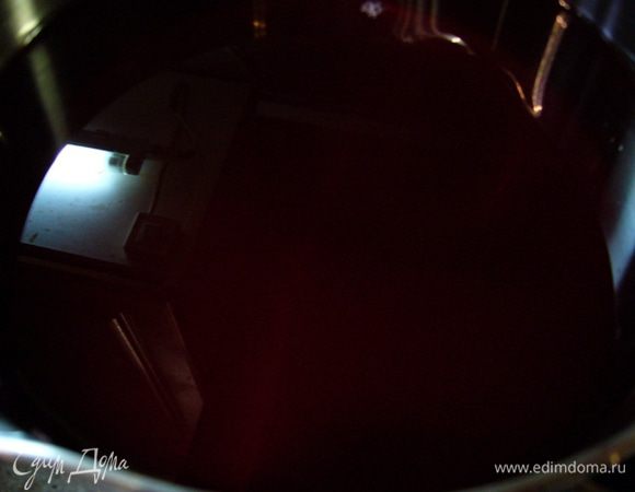 Затем воду с ягод сливаем, она получается очень насыщенного рубинового цвета.