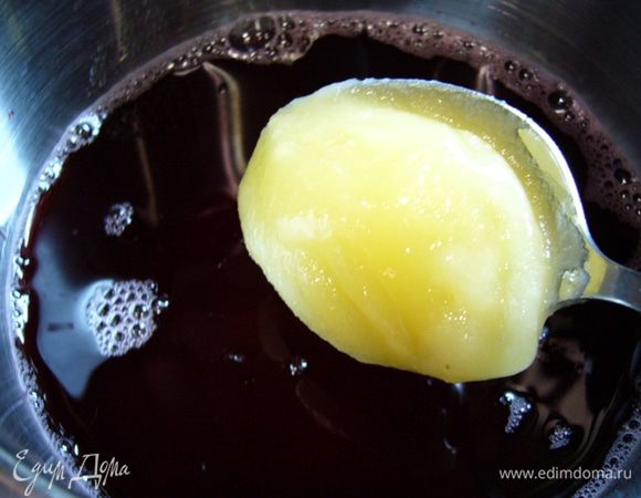 Чтобы брусничная вода не казалась излишне кислой и насыщенной, стакан брусничной воды разбавляем двумя стаканами питьевой холодной воды, добавляем 2 ст. л. меда, растворяем его без остатка.