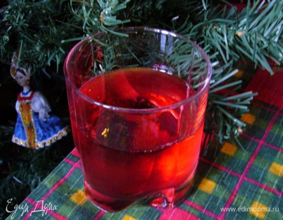 Хранится такая вода долго и со временем становится только вкуснее.
Вот так к новогоднему застолью получается чрезвычайно полезный здоровый напиток!
А моченую бруснику ни в коем случае нельзя выбрасывать! Ее можно использовать в выпечке, приготовить из нее взвар – для подачи жареного гуся или окорока. Да и просто с сахарком – вкусно! 
Будьте здоровы и счастливы!
