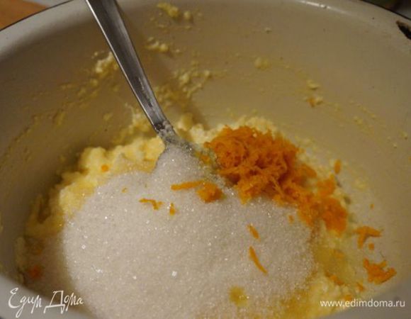 Добавляем сахар, соль, натертую цедру большого апельсина.