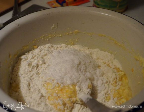 Просеиваем муку, смешиваем до однородного состояния, соду гасим лимонным соком, вымешиваем тесто.