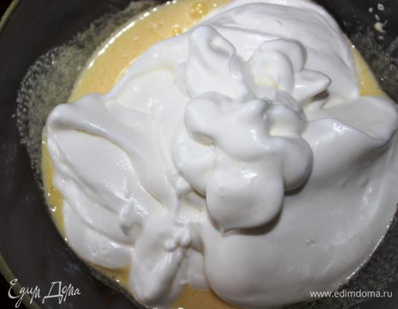 Выпекаем бисквит.

Разогреваем духовку до 180 градусов. Белки отделяем от желтков. Желтки взбиваем с 90 грамм сахара и ванильным сахаром. Я делаю это просто венчиком. Отдельно взбиваем в мягкую пышную пену белки, постепенно всыпая 90 грамм сахара. Соединяем обе массы, аккуратно перемешивая. 