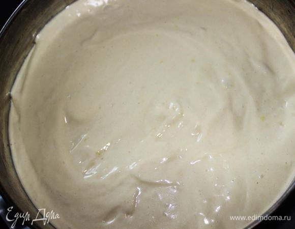 В последнюю очередь аккуратно подмешиваем в тесто просеянную муку.
Выливаем в разъемную форму, дно которой застелено пергаментом, и ставим в разогретую духовку на минут 45. Готовность проверяем шпажкой.