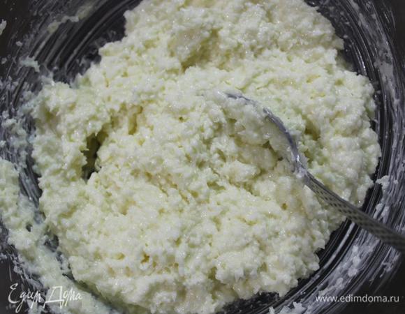 Делаем крем. 

Для этого на водяной бане растапливаем поломанный на кусочки шоколад, добавляем к нему сметану и кокосовую стружку (оставив пару столовых ложек стружки для украшения).