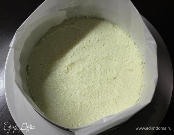 Собираем торт.

Открываем большую банку (не менее 650 г) ананасов кольцами и сливаем сироп. Заливаем желатин 200 мл ананасового сиропа. Даем набухнуть. Несколько колец ананаса оставляем для украшения (я оставила 5), остальные нарезаем кусочками.

Разрезаем бисквит пополам.

На блюдо вкладываем кольцо от разъемной формы и из пергамента/фольги или другого удобного материала устанавливаем бортики, высотой раза в два превышающей высоту формы.

Первым слоем кладем бисквитный корж, пропитываем его оставшимся сиропом от ананасов, либо каким-нибудь алкоголем по желанию.
Затем выкладываем шоколадно-кокосовый крем и накрываем вторым бисквитным коржом.