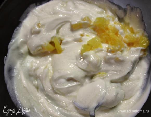 Делаем творожный слой.

Распускаем желатин на водяной бане или в микроволновке.
Взбиваем мягкий творог с сахаром, вводим желатин и подмешиваем кусочки ананаса.