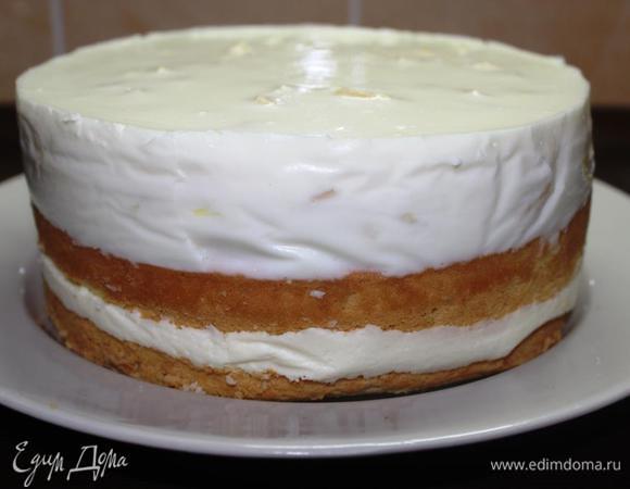 Пропитываем второй бисквитный корж сиропом или алкоголем и выливаем на него творожную массу. Ставим в холодильник до полного застывания. Лучше на ночь. Освобождаем от боковин.