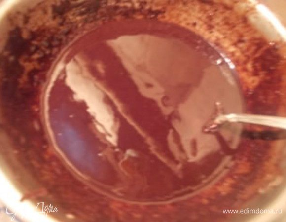 Начнем с выпекания трюфеля. Масло растопим с шоколадом вместе, на медленном огне,помешивая.