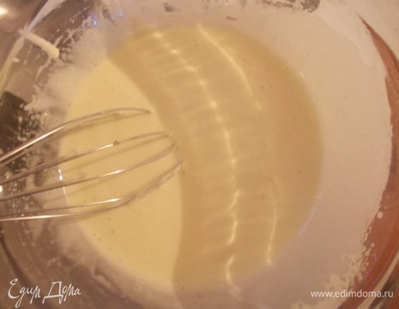Желтки яиц взбиваем с сахаром около 5 минут, пока сахар не растворится и не превратиться в крепкую пену. 
