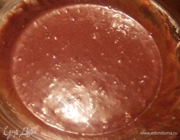 Смешать желтки с остывшей шоколадной смесью.