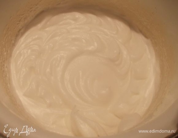 Белки взбить с лимонной кислотой в крепкую пену.