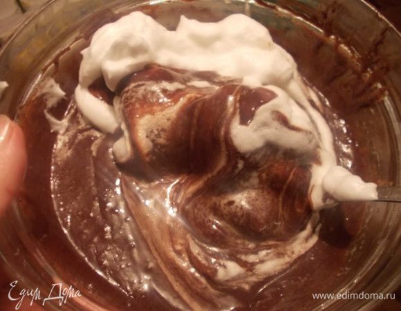 Вводим аккуратно треть белков в шоколадную смесь и вмешиваем снизу вверх лопаточкой.