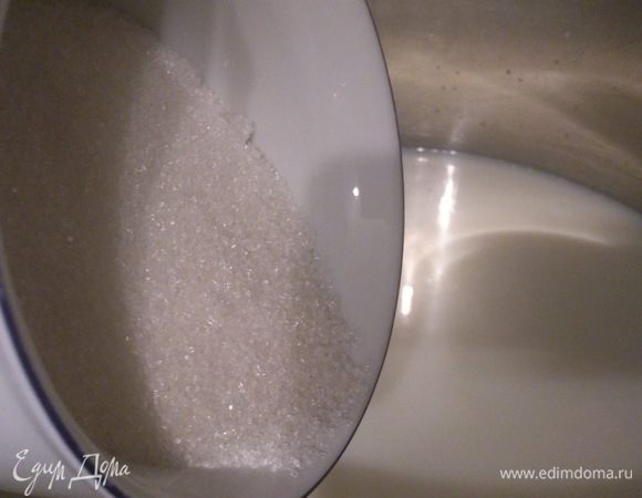 Молоко влить в большую кастрюлю ( 5-6 литров). Будет хорошо, если она медная. У меня такой не оказалось. Я беру обычную с толстым дном. Всыпать сахар.
