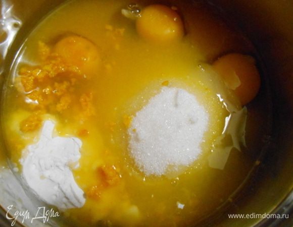 Первым делом нужно приготовить заварную основу - курд, ведь ей предстоит хорошенько охладиться. С крупного апельсина очистить цедру и выжать сок. Выжать сок из половинки среднего лимона. Всего должно получиться примерно на 150 мл смешанного сока. В сотейнике соединить яйца, сок, цедру, сахар и крахмал (можно заменить картофельным).