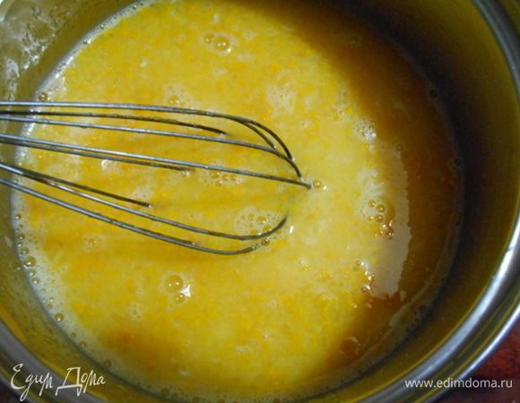 Все тщательно перемешать венчиком до однородности и отправить на средний огонь. Постоянно помешивать содержимое сотейника.