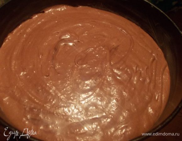 Форму для запекания, у меня 26 см, смазать маслом и присыпать мукой. Выложить наш трюфель в форму и выпекать 150С, 25-30 минут, не больше. Трюфель останется чуть жидким, но не пугайтесь, когда он остынет,он станет нужной консистенции.