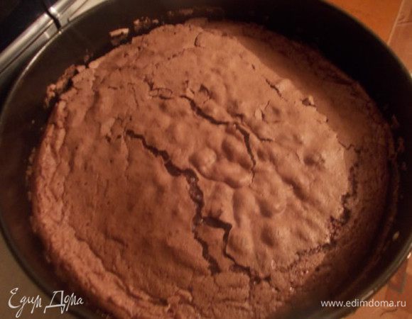 Достать из духовки и полностью остудить прямо в форме.