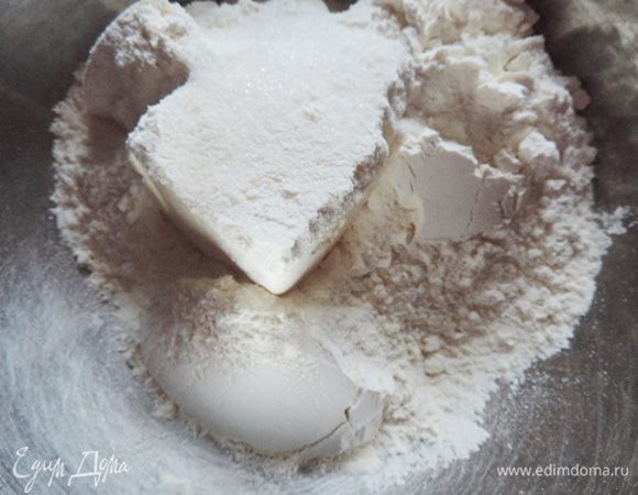 Теперь можно заняться тестом. Муку с солью, разрыхлителем, маргарином (при желании можно заменить сливочным маслом) и сахаром растереть руками до образования мелкой крошки. 