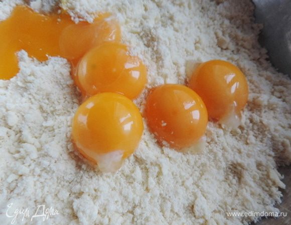 Затем добавить яичные желтки и замесить тесто. 
