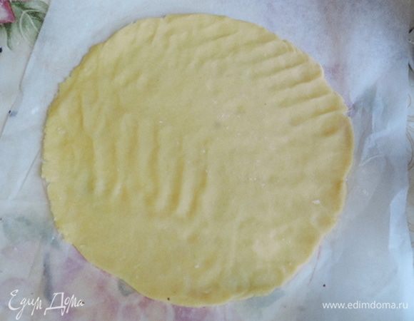 Разделить тесто на 5 частей. На бумаге для выпечки нарисовать круги диаметром 22-23 см. Тесто щедро припылить мукой, тогда его удобно раскатывать скалкой. Если будете распределять тесто руками, тоже не забывайте припудривать их мукой.