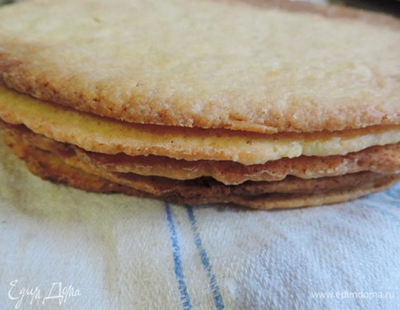 Выпекать коржи в разогретой до 200 градусов духовке примерно 10-12 минут. Как только корж начал золотиться - он готов. Сразу снять с бумаги. Будьте очень осторожны: горячие коржи очень хрупкие! Но когда остынут, они затвердеют.