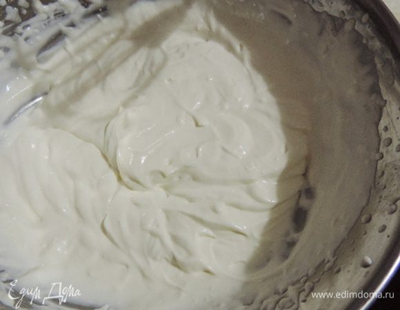 Приготовить крем. Сметану взбить до загустения. На ее поверхности должен оставаться рельефный след от венчиков миксера. Сметану лучше брать с жирностью 25% и выше, иначе вы ее не взобьете. Если сметана упорно не хочет взбиваться, можно для перестраховки добавить загуститель для сливок. Только внимательно читайте дозировку на пакете - загустители бывают разными. Когда сметана загустела, будьте бдительны и не перевзбейте ее в масло.