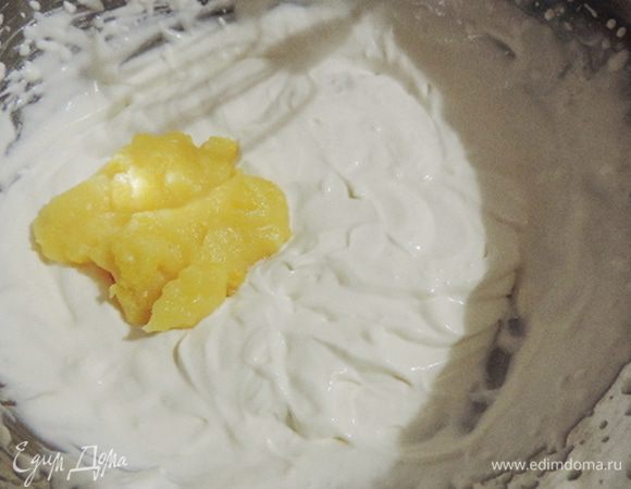 Во взбитую сметану по столовой ложке добавить заварную основу и перемешать до однородности на средней скорости.