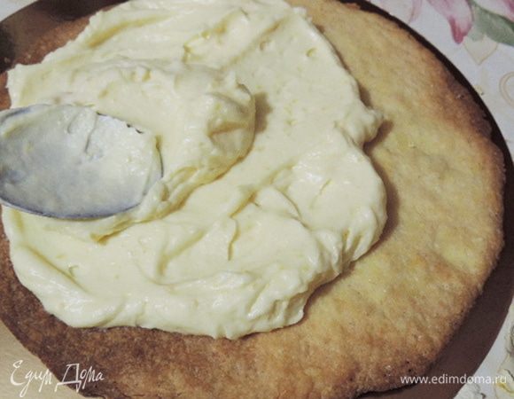 Приступаем к сборке торта. На блюдо выложить корж, смазать его 1/4 частью крема.