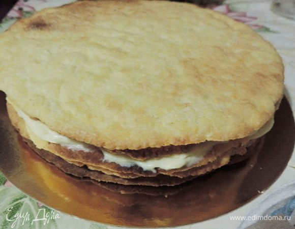 И так чередовать коржи и крем. Последний корж ничем не смазывать. Отправить заготовку в холодильник.