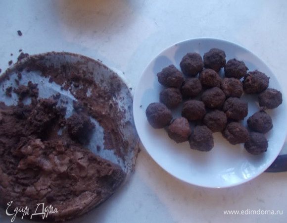 Бисквит полностью остудить, а пока займемся нашим трюфелем. Скатаем конфетки из него. Это довольно просто сделать,просто отщипываем кусочек и руками скатываем шарик.