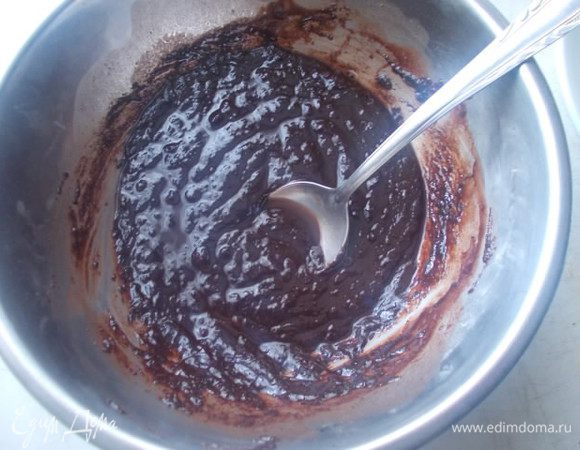 Когда бисквит и трюфельные конфетки готовы,самое время заняться муссом. Я его готовлю уже много лет, мы его очень любим. Для начала залейте желатин 50 мл воды и поставьте разбухать. Поставить шоколад на водяную баню с 4 ст.л. воды. Желатин, также распустить на водяной бане или в микроволновке.