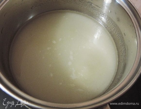 Приготовить заварной крем. Сахар залить водой (она должна лишь чуть покрыть сахар). И отправить на средний огонь. Сироп уварить до 120 градусов или до пробы на мягкий шарик. В конце варки добавить щепотку лимонной кислоты и интенсивно перемешать, если цвет сиропа не изменился - все нормально. А если резко потемнел - вы его переварили, в креме он будет горчить. В таком случае сироп лучше вылить и сварить заново. Если лимонная кислота вмешена успешно, то добавить предварительно замоченный в столовой ложке воды агар. Если агара нет, можно обойтись и без него.