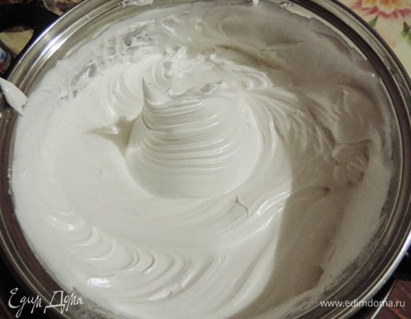 Пока сироп уваривается, параллельно взбить белки до устойчивых пиков. Они должны не выпадать из емкости при ее переворачивании.
