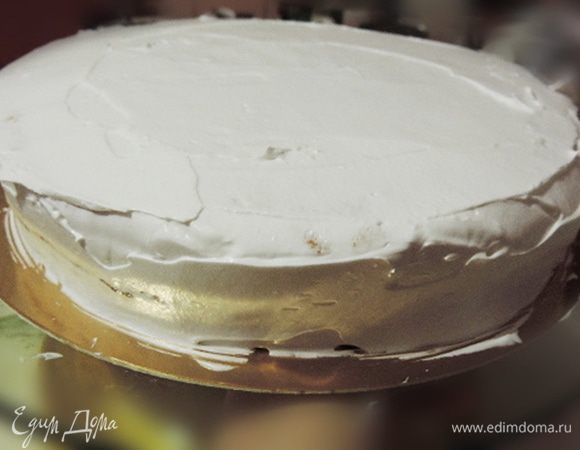 Во взбитые белки тоненькой струйкой при постоянном взбивании влить кипящий сироп. После - сразу же поставить емкость с кремом в большую посудину с ледяной водой. Продолжить взбивать на высокой скорости миксера, пока крем не остынет до температуры ниже комнатной и не загустеет. Правильно приготовленный крем очень густой, рельефный и наматывается на венчики миксера. Тут можно остановиться.
