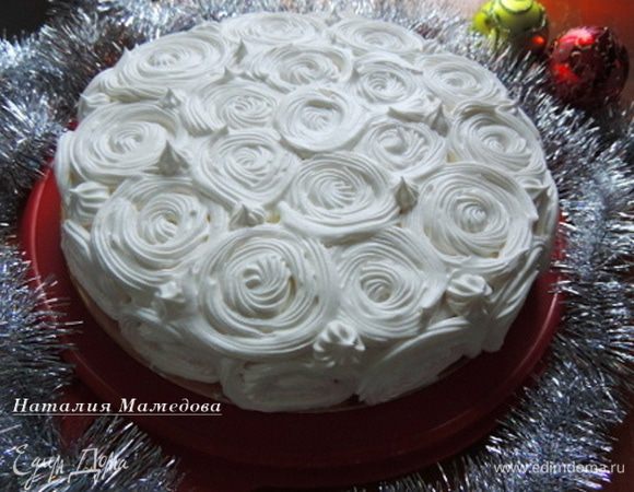 Теперь с помощью кондитерского мешка и насадки "звездочка" украсить торт "снежными" завитками. Такой узор смотрится очень нарядно и празднично.