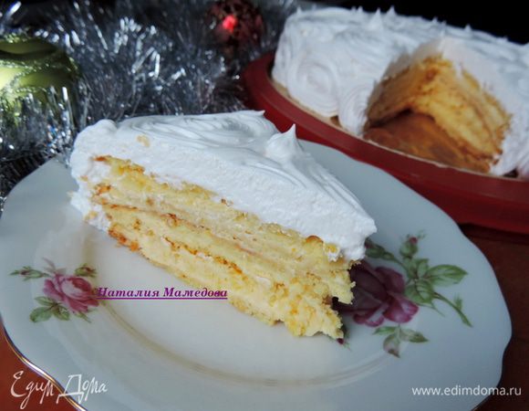 Дать торту настояться несколько часов, а лучше ночь, в холодильнике. Ароматный, пропитанный и тающий во рту торт, которым не стыдно встретить самых искушенных гостей, готов!
Приятного аппетита!!!