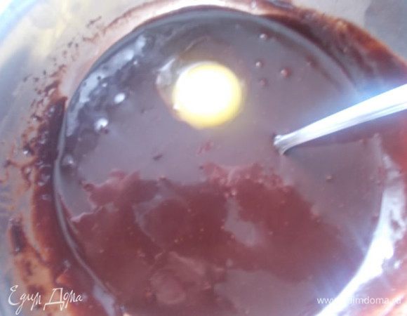 Затем,выливаем горячий желатин и по одному вбиваем желтки, чтобы они не свернулись,нужно добавлять по одному и непрерывно мешать.