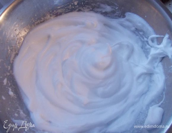 Белки взбить  в крепкую пену с щепоткой соли.