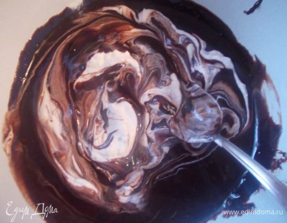 Вводим сливки в остывший шоколад.